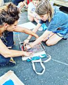 Foto van Zeefdruk of pyrografie tussen de bloemen